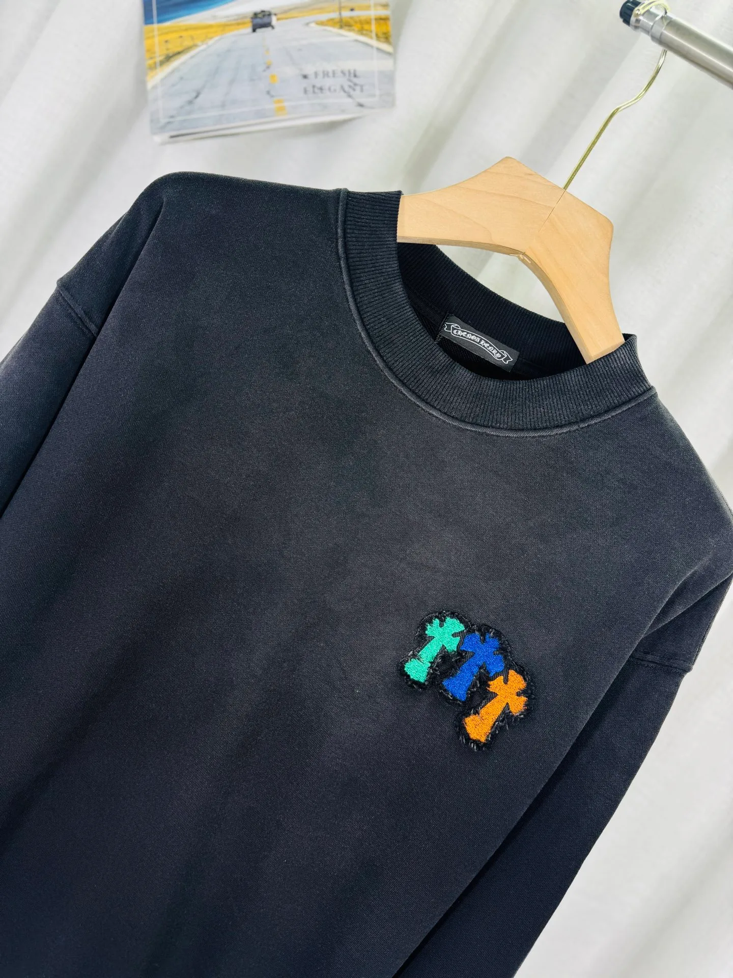 P270 top version, real shot without P, ​​different from market currency) 𝗖𝗵𝗿𝗼𝗺𝗲 𝗛𝗲𝗮𝗿𝘁𝘀/Cro Heart 2025 washed patch embroidery autumn and winter new original single counter American laser burnt 3D three-dimensional color embroidered couple casual sweatshirt 👑The highest version! Customized fabric 430g tripe terry fabric! American acid-washed and distressed original fabric laser burnt ✟appliqué embroidery and exquisite embroidery of letters! The best-selling model in the counter, very comfortable to wear. Accessories: original molded and authenticated collar label➕100% silk wash label. Genuine purchase-grade original hangtag➕matching hanging rope➕3D hanging beads➕original packaging bag. Craftsmanship: The original version has consistent wiring! The highest version of the armhole matching technique! Color: White Black Size: S M L XL Style No.: 9324